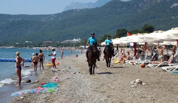Atlı jandarma birlikleri Kemer'de göreve başladı