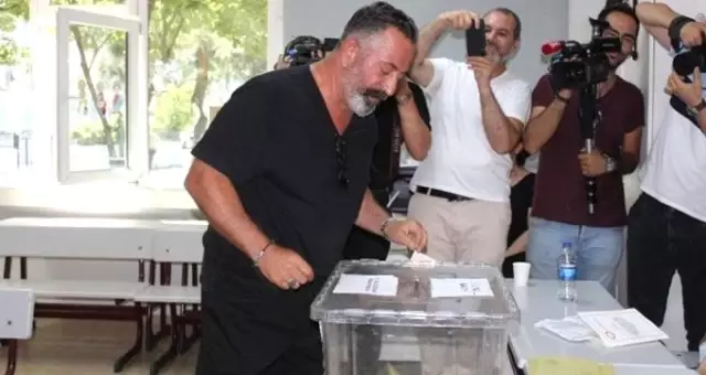 Cem Yılmaz 'Hadi eyvallah' diyerek oy zarfıyla kapıya yöneldi