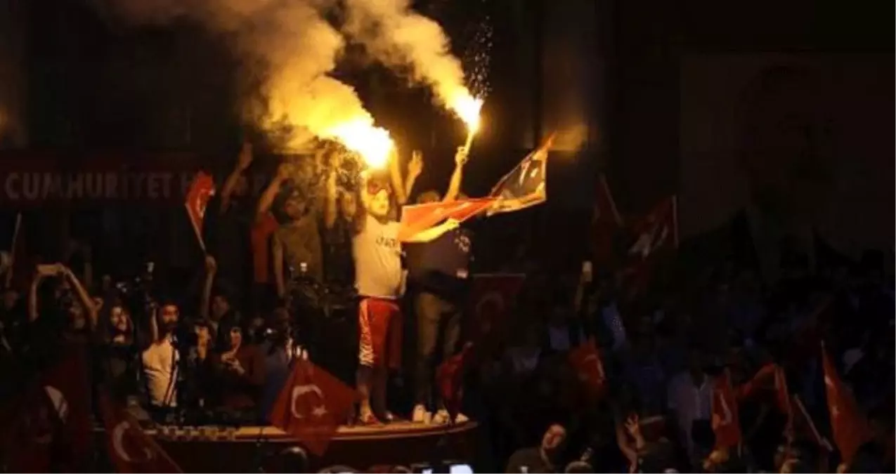 Ekrem İmamoğlu destekçileri soluğu meydanlarda aldı!