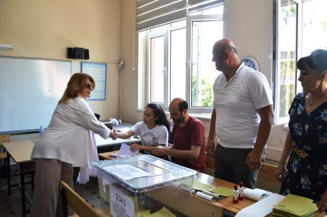 Eski Başbakan Tansu Çiller oyunu Sarıyer'de kullandı