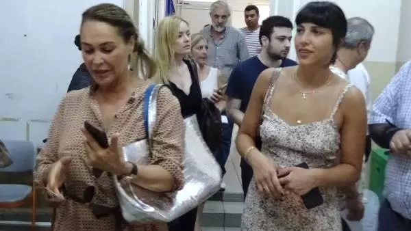 Hülya Avşar ve kızı Zehra Çilingiroğlu'nun 'Mührü göstermeyeceğiz' diyaloğu gülüşmelere neden oldu