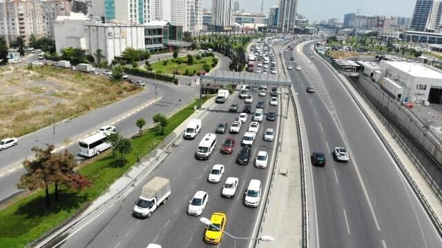 İstanbul çıkışında trafik yoğunluğu: Oylarını kullanıp yollara düştüler