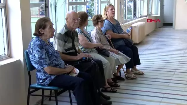 İSTANBUL- OY KULLANMAYA BAVULLARIYLA GELDİLER