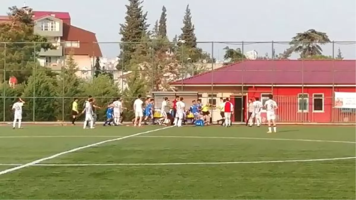 Kırmızı kart gösteren hakeme saldırdılar