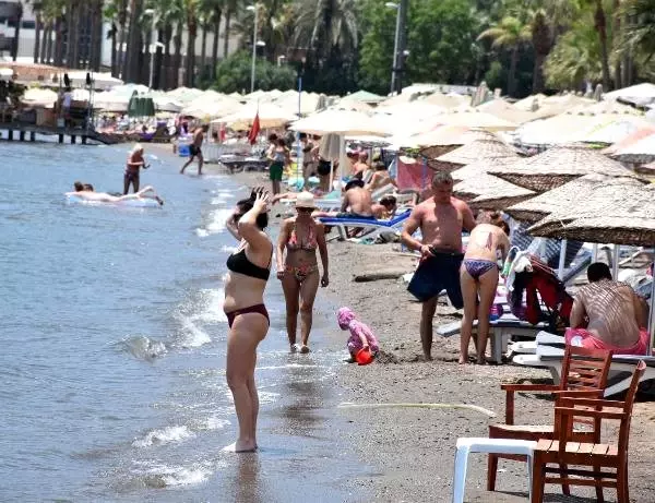 Marmaris'te sıcaktan bunalanlar plaj ve su parklarına akın etti