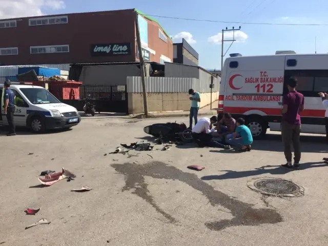 Motosiklet ile minibüs çarpıştı: 1'i ağır 2 yaralı