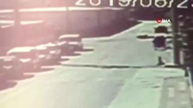 Motosiklet ile minibüs çarpıştı...Dehşet veren kaza kamerada