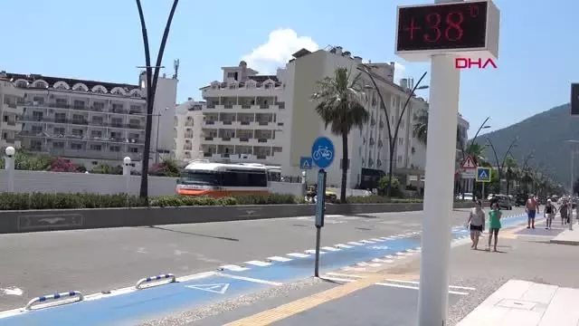 MUĞLA MARMARİS'TE SICAKTAN BUNALANLAR PLAJ VE SU PARKLARINA AKIN ETTİ