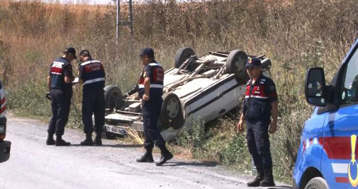 Oy kullanmaktan dönen aileyi taşıyan araç tarlaya uçtu: 1 ölü, 1 yaralı