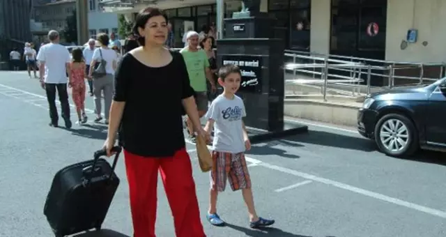 Oy kullanmaya bavullarıyla geldiler