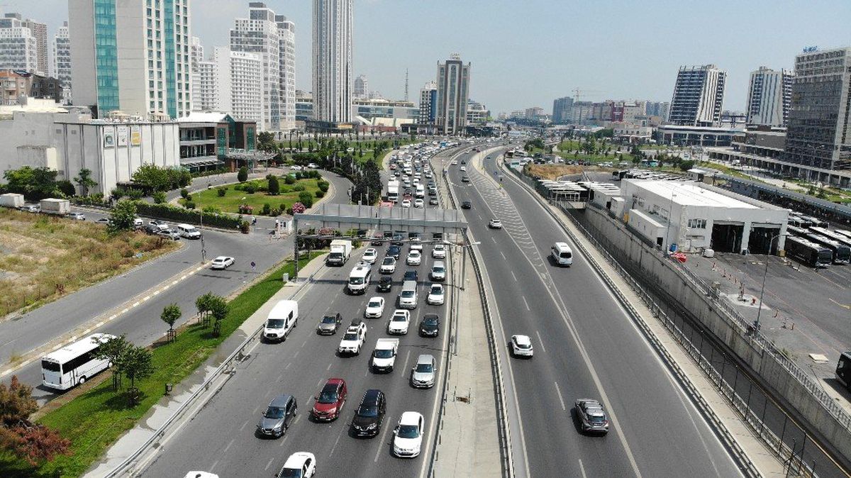 İstanbul çıkışında trafik yoğunluğu: Oylarını kullanıp yollara düştüler