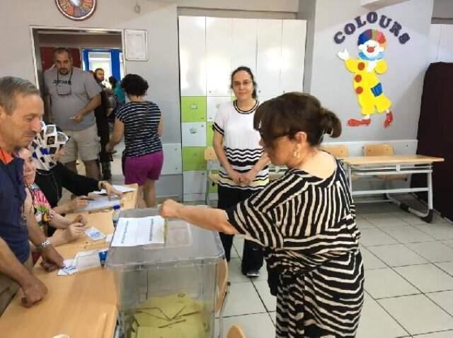Oyunu kullanan Sezen Aksu, sandık başında fotoğraf çektirmek istemedi