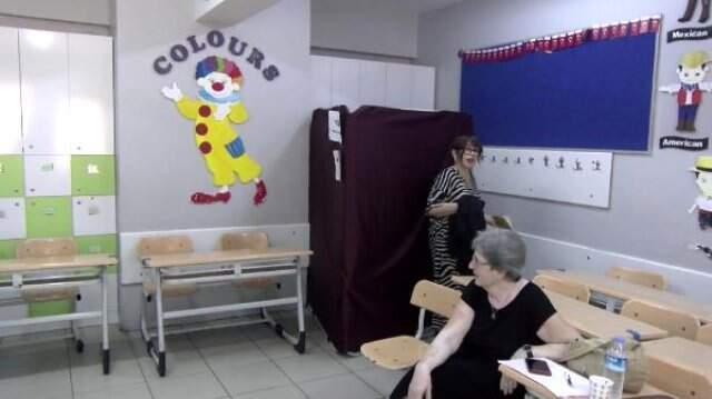 Oyunu kullanan Sezen Aksu, sandık başında fotoğraf çektirmek istemedi