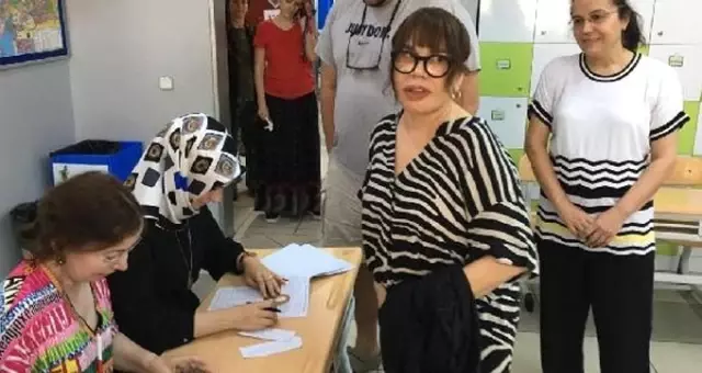 Oyunu kullanan Sezen Aksu, sandık başında fotoğraf çektirmek istemedi