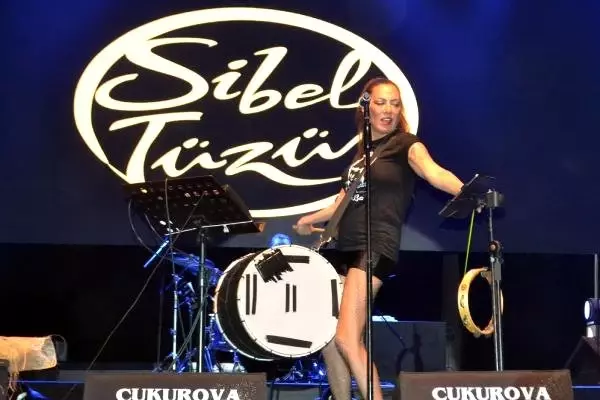 Sibel Tüzün'den davul şov