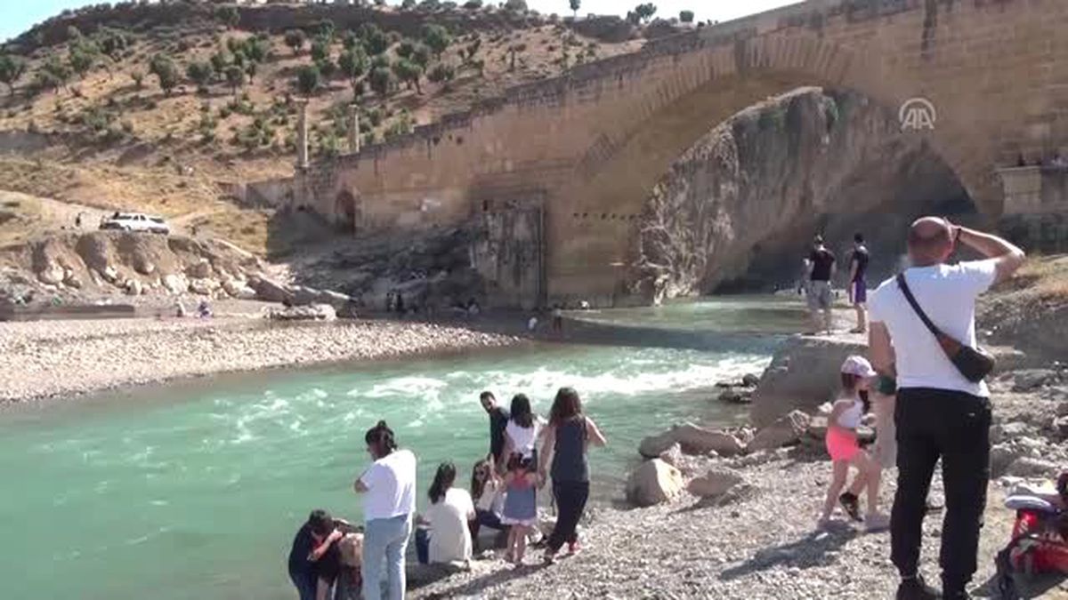 Sıcak havadan bunalan turistler Kahta Çayı'nda serinledi