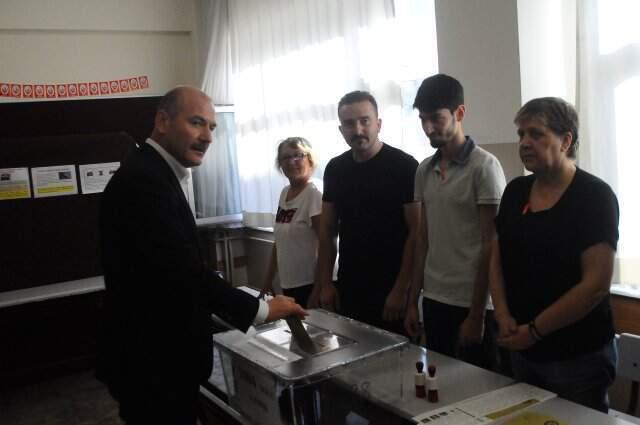 Son dakika! Oy verme işlemi başladı! İstanbullular belediye başkanını seçiyor