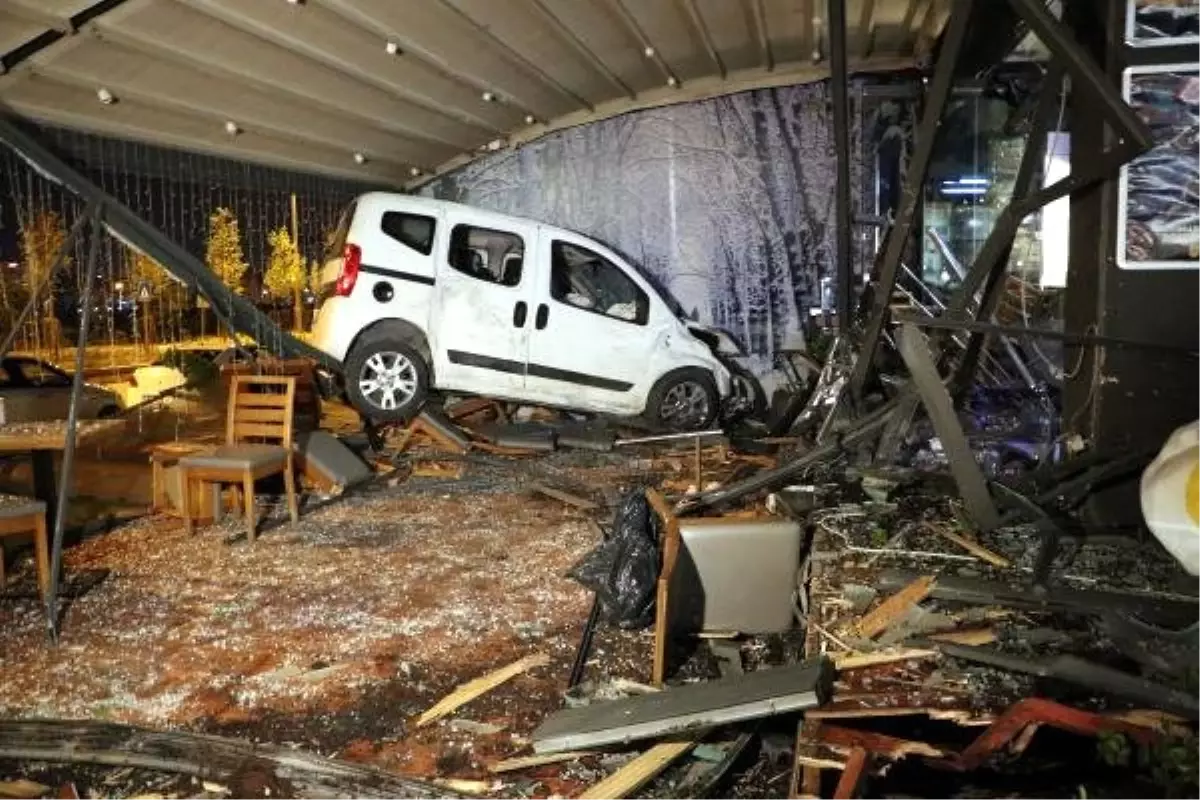 Ankara'da kontrolden çıkan otomobil kafeye daldı