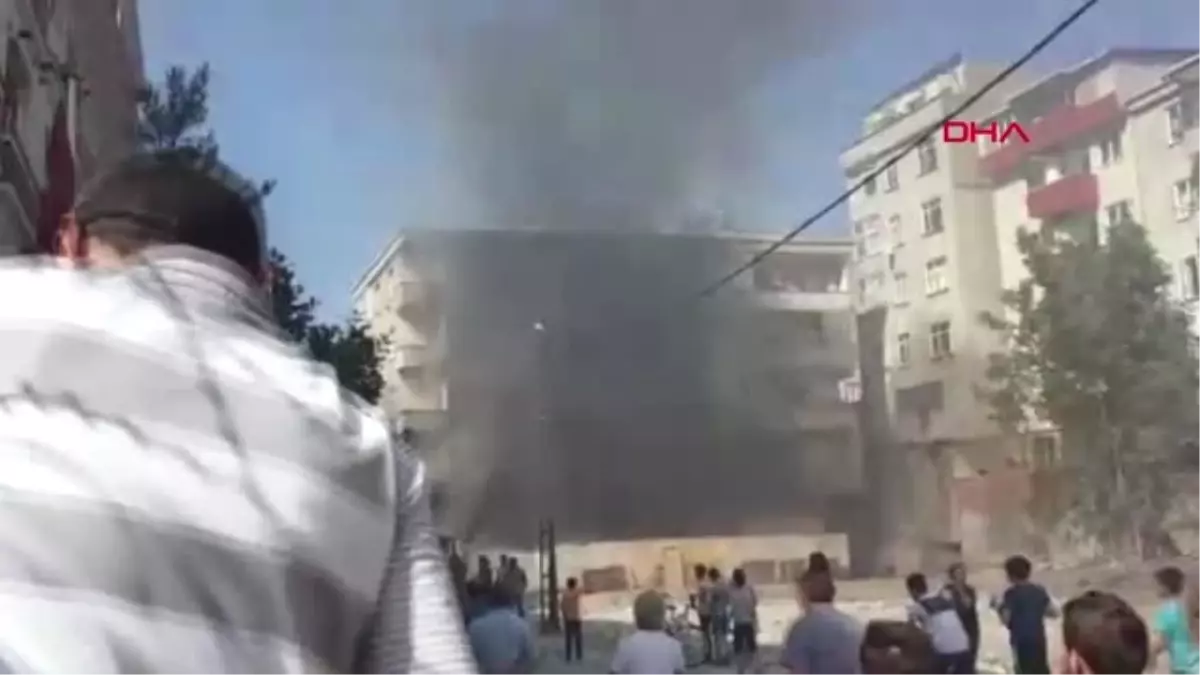 BAĞCILAR'DA İŞ YERİ YANGINI MAHALLEYİ SOKAĞA DÖKTÜ