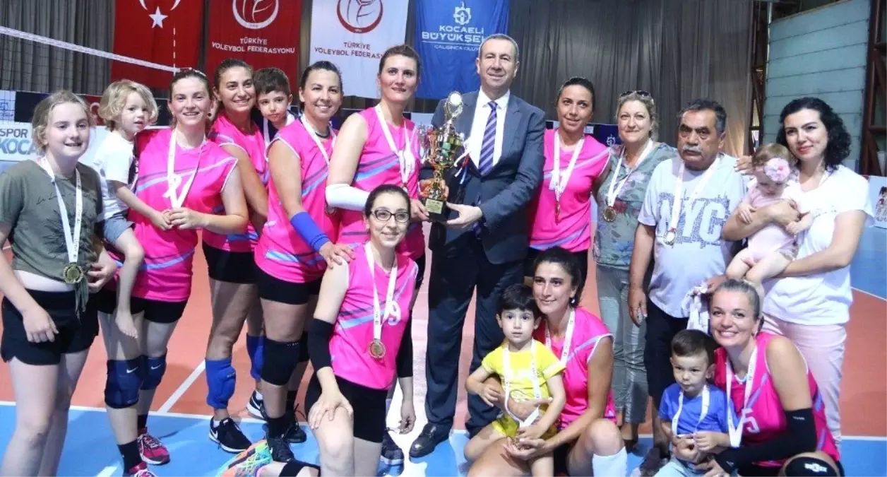 Biraz Veteran Voleybol Takımı Kocaeli'de şampiyon oldu