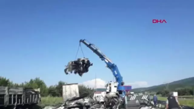 BOLU TEM'de çarpışan 3 araç alev alev yandı; yol trafiğe kapandı
