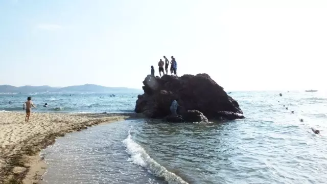 Burhaniye Ören plajındaki Deniz Kızı Heykeli ilgi odağı oldu