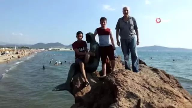 Burhaniye Ören plajındaki Deniz Kızı Heykeli ilgi odağı oldu