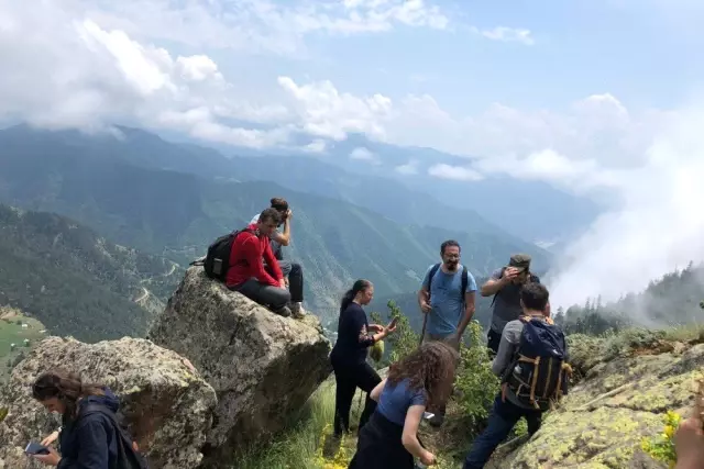 Gümüşhaneli dağcılar bir günde 4 yaylayı aştı