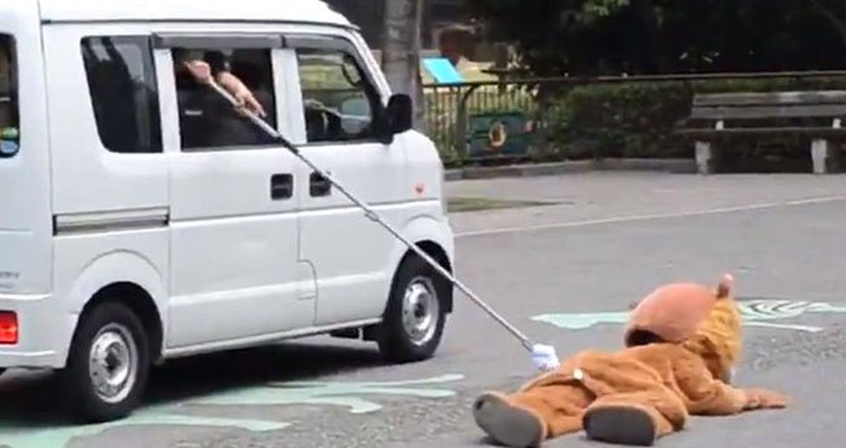 Japonya'da hayvanat bahçesinde yapılan 'aslan yakalama tatbikatı' büyük beğeni topladı