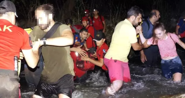 Kanyonda mahsur kalan 4 öğretmen, insan zinciriyle kurtarıldı