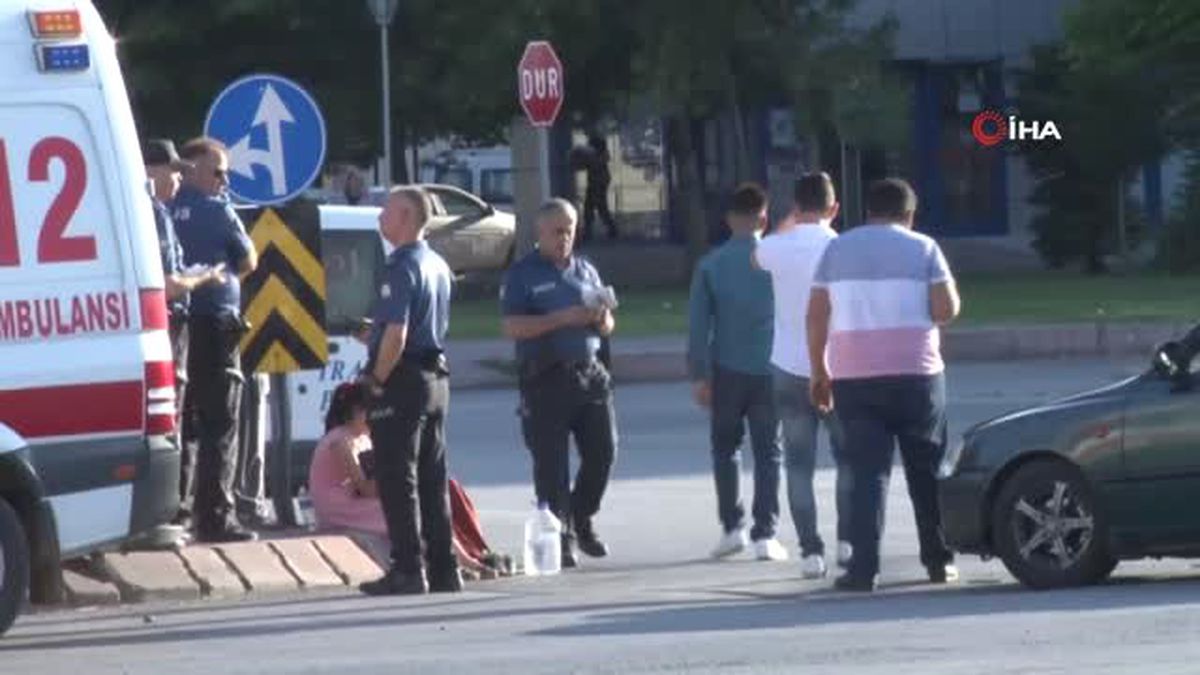 Kaza yapan araçtan çıkan çocuklar gözyaşlarına boğuldu