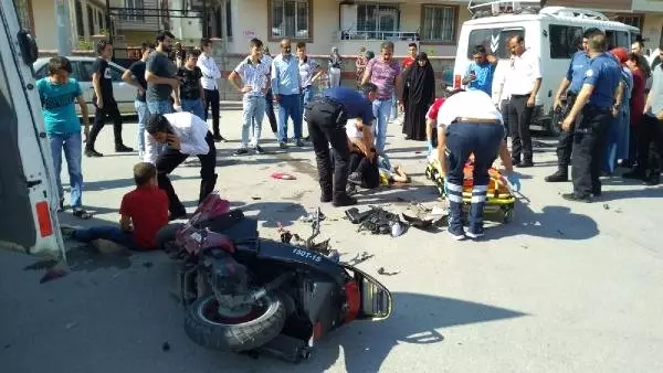 Minibüs önüne çıkan motosiklete çarptı: 2 yaralı