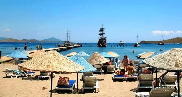 Plajda soyunan teşhirci linç edilmekten son anda kurtarıldı!