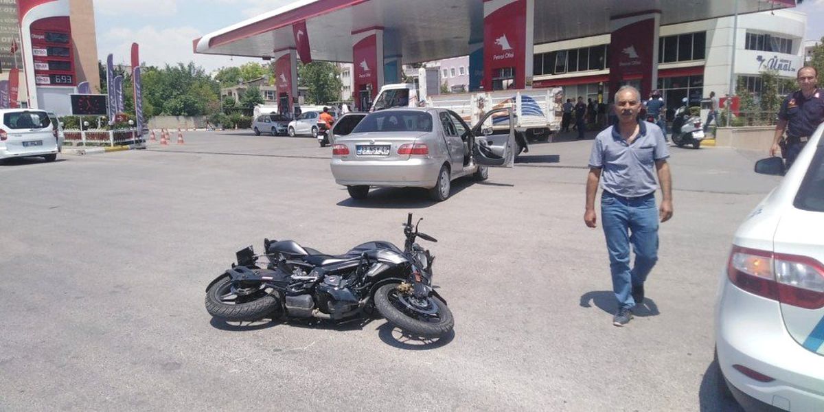 Otomobil ile motosiklet çarpıştı: 3 yaralı