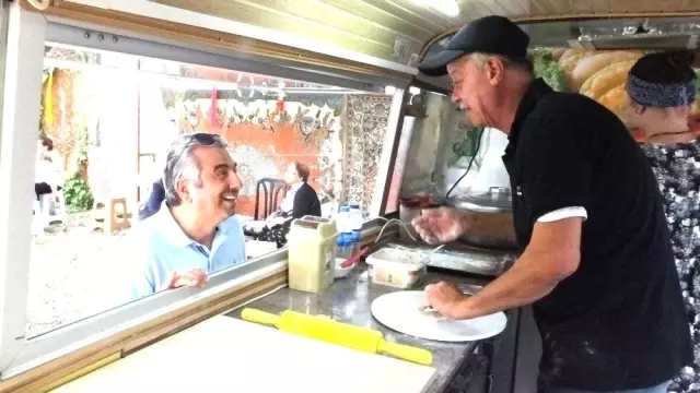 İşleri bozulan iş adamı, girdiği çiğ börek işinde yok satıyor