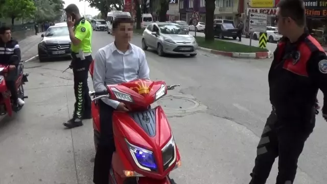 (Özel) Polis çakarlı elektrikli bisiklete ceza