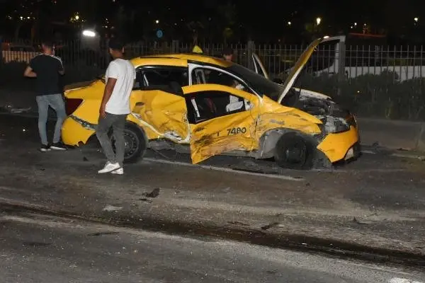 Polisten kaçtığı otomobille ters yönde taksi ile çapıştı: 2 yaralı