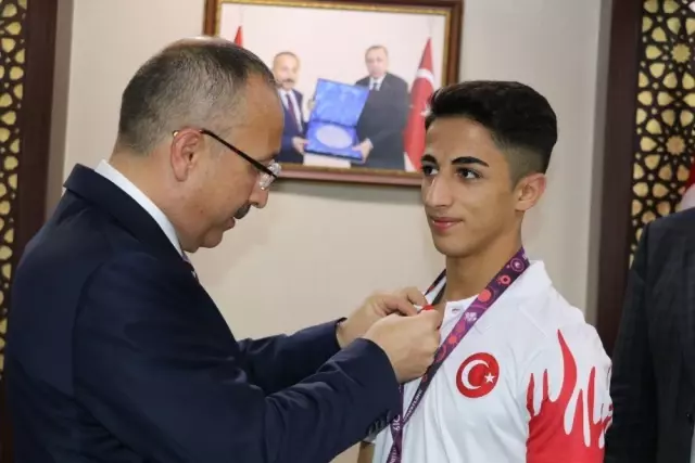 Siirt Valisi, Kayseri Şekersporlu Milli Güreşçileri Makamında Kabul Etti