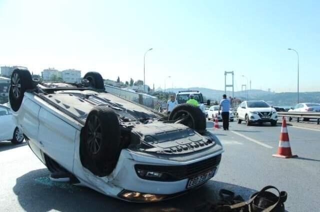 Son dakika! 15 Temmuz Şehitler Köprüsü'nde otomobil takla attı! Trafik kilitlendi