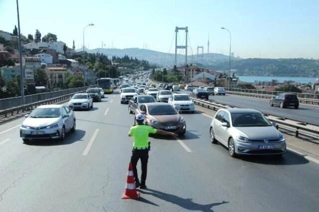 Son dakika! 15 Temmuz Şehitler Köprüsü'nde otomobil takla attı! Trafik kilitlendi