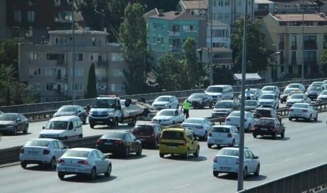 Son dakika! 15 Temmuz Şehitler Köprüsü'nde otomobil takla attı! Trafik kilitlendi