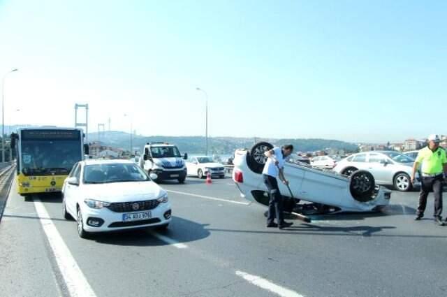 Son dakika! 15 Temmuz Şehitler Köprüsü'nde otomobil takla attı! Trafik kilitlendi