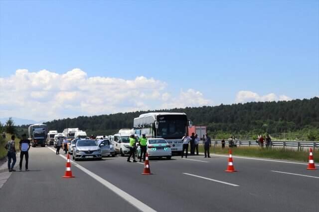 TEM Otoyolu'nda 3 araç alev alev yandı