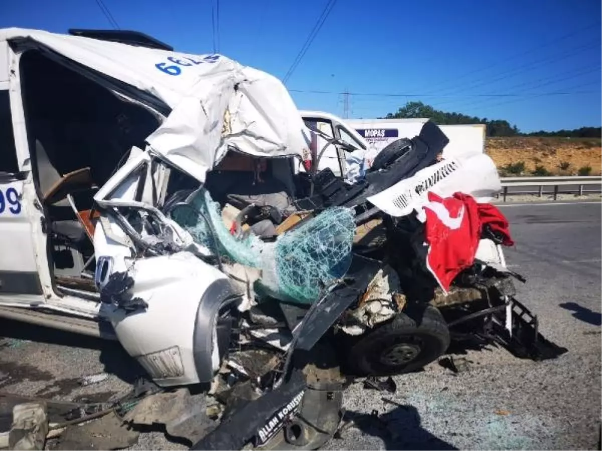 TIR'a arkadan çarpan minibüsün sürücüsü ağır yaralandı