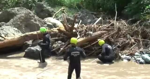 Trabzon'da selde kaybolan 2 kişiyi arama çalışmaları devam ediyor
