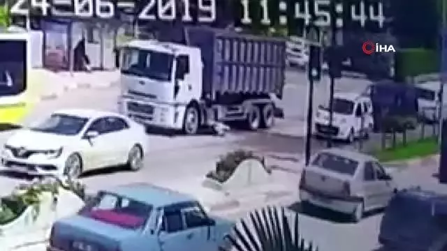 Yaşlı adam kamyonetin altında böyle ezildi