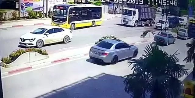 Yaşlı adam kamyonetin altında böyle kaldı
