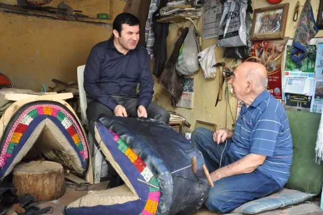 87 yaşındaki 70 yıllık semerci ustasına kaymakamdan vefa 87 yaşındaki 70 yıllık semerci ustasına kaymakamdan vefa
