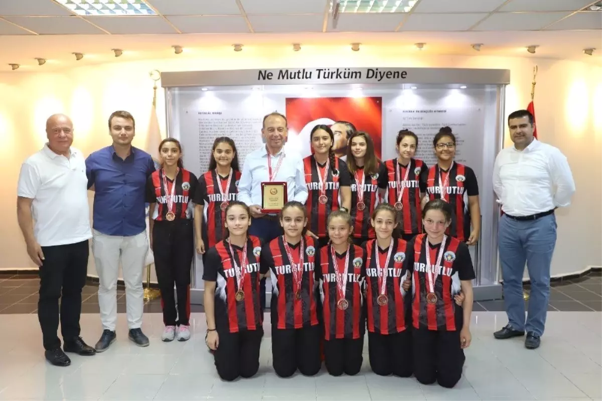 Başkan Akın, Türkiye dördüncüsü hentbolcuları ağırladı