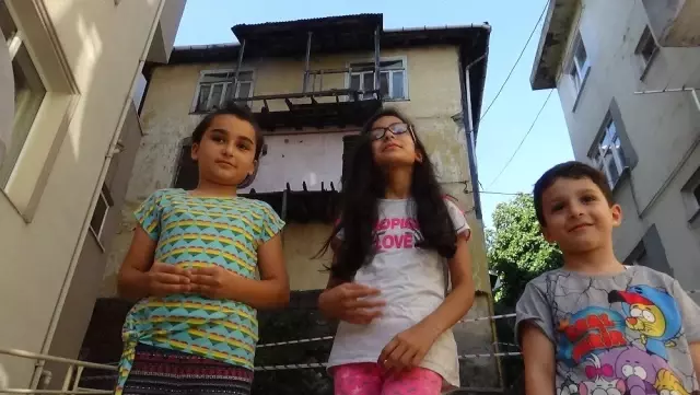 Binadan düşen parçalar mahalleliyi korkutuyor